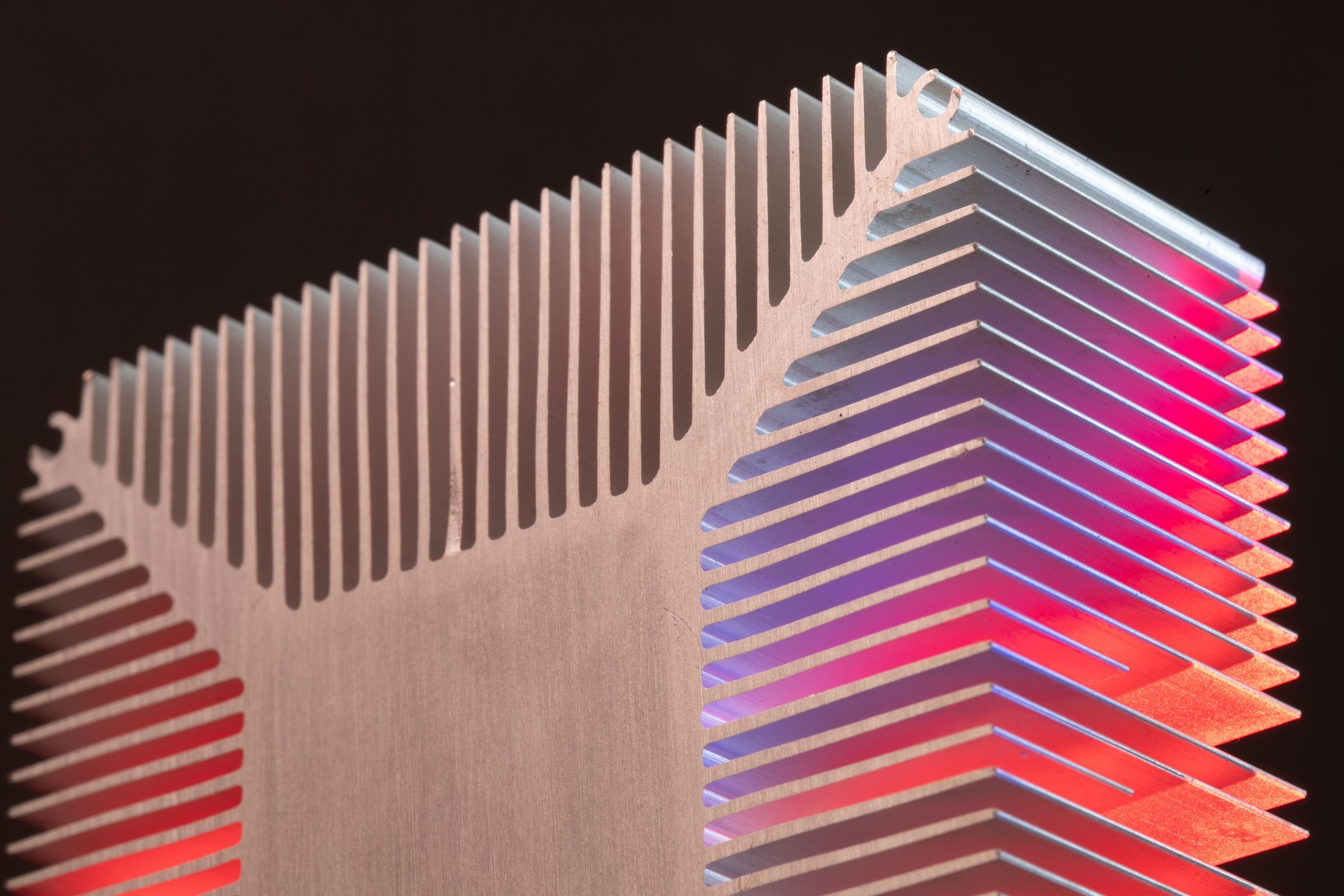 Aluminum heat sink with a warm to cool light gradient